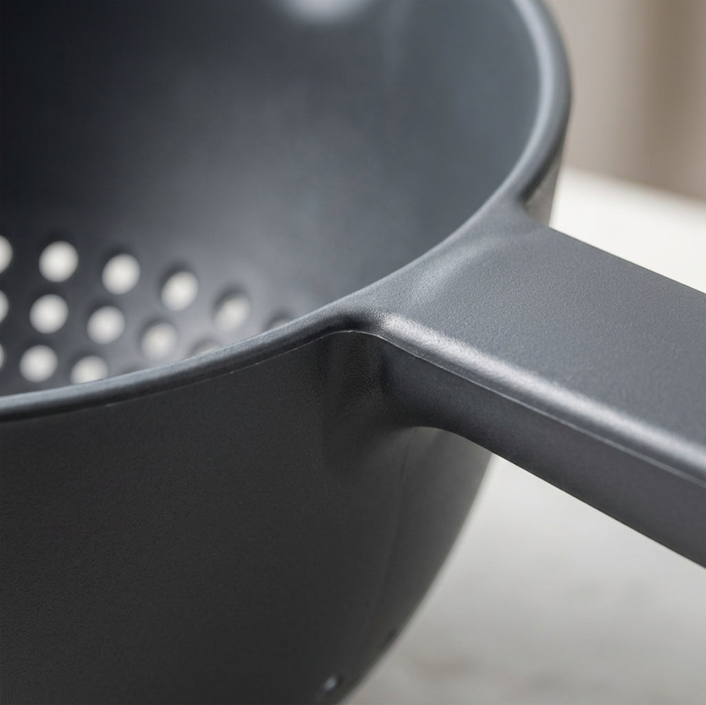 Blont Handled Pour Colander 2.8 L Charcoal - Detail view