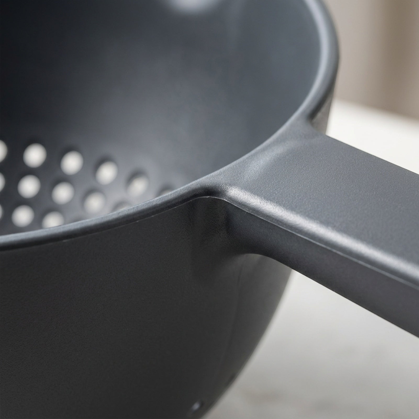 Blont Handled Pour Colander 2.8 L Charcoal - Detail view